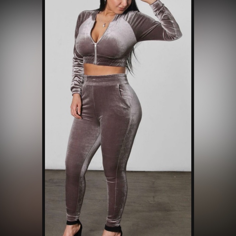 Crop zip up sweater and sweatpants set